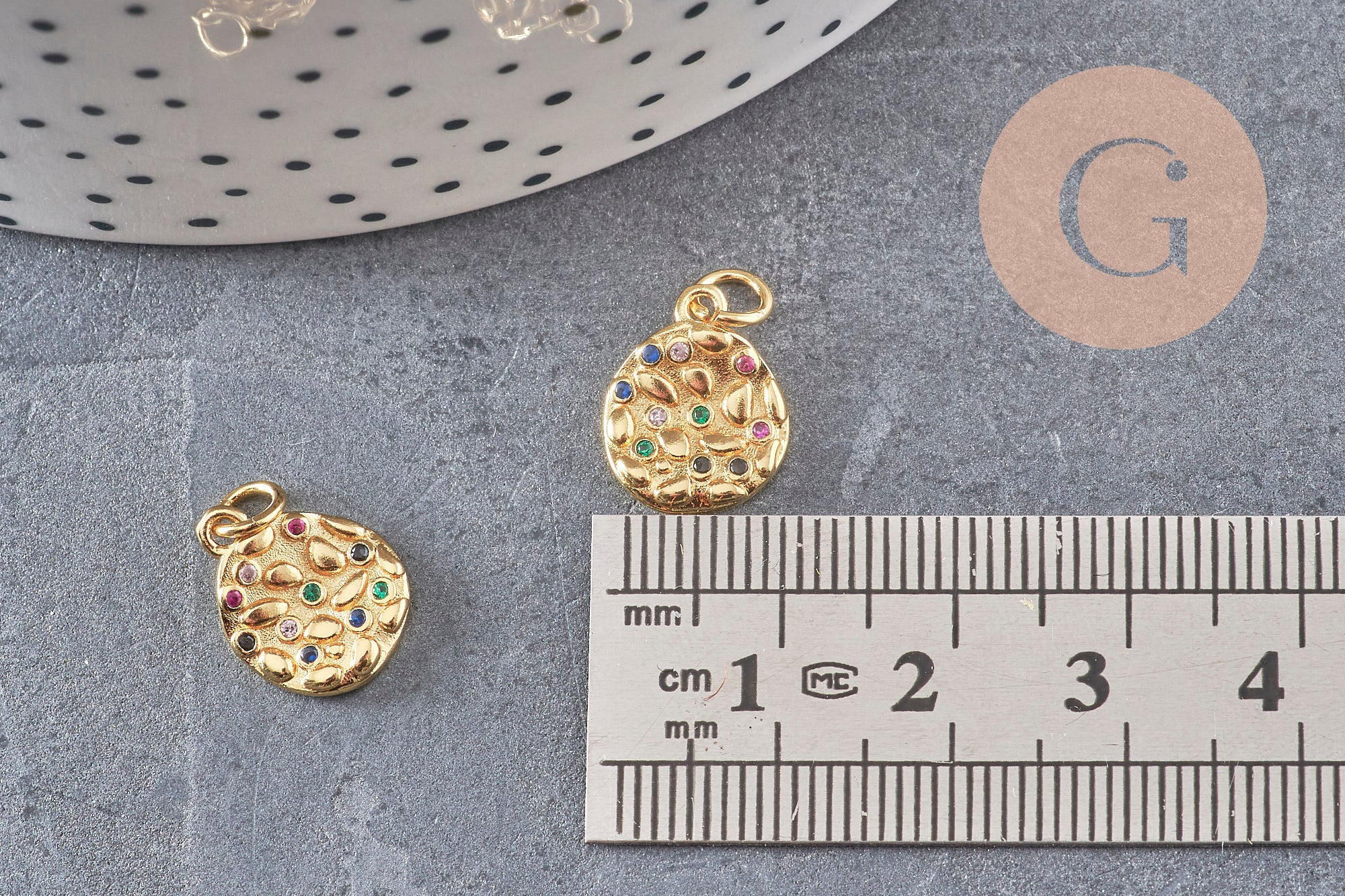 Pendentif médaille ronde laiton doré zircons coloré 13.6mm, un pendentif doré avec cristaux pour création bijoux, x1 (G6303)