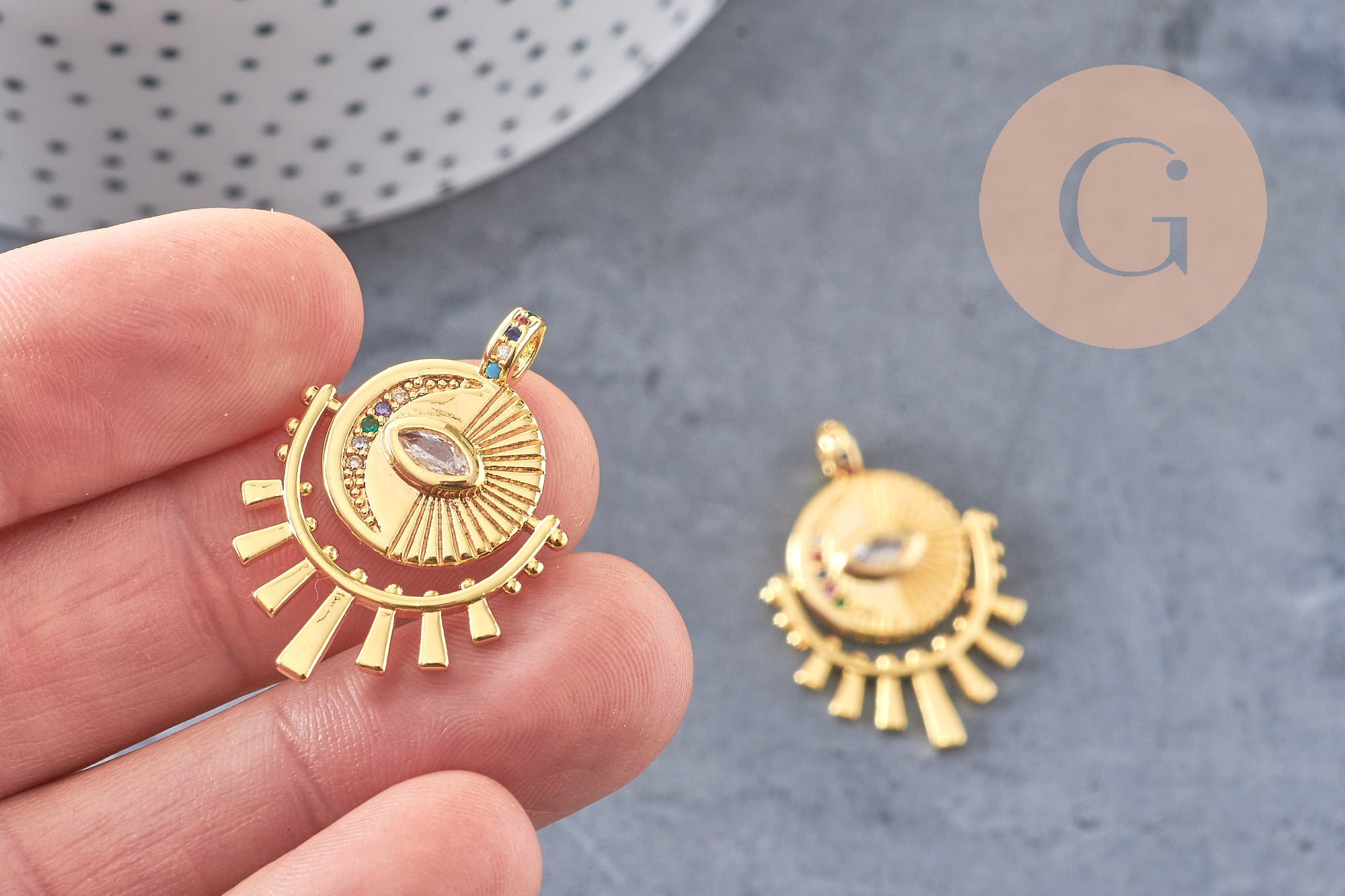 Pendentif médaille ronde oeil laiton doré 18K zircons 31mm, x1 (G4656)