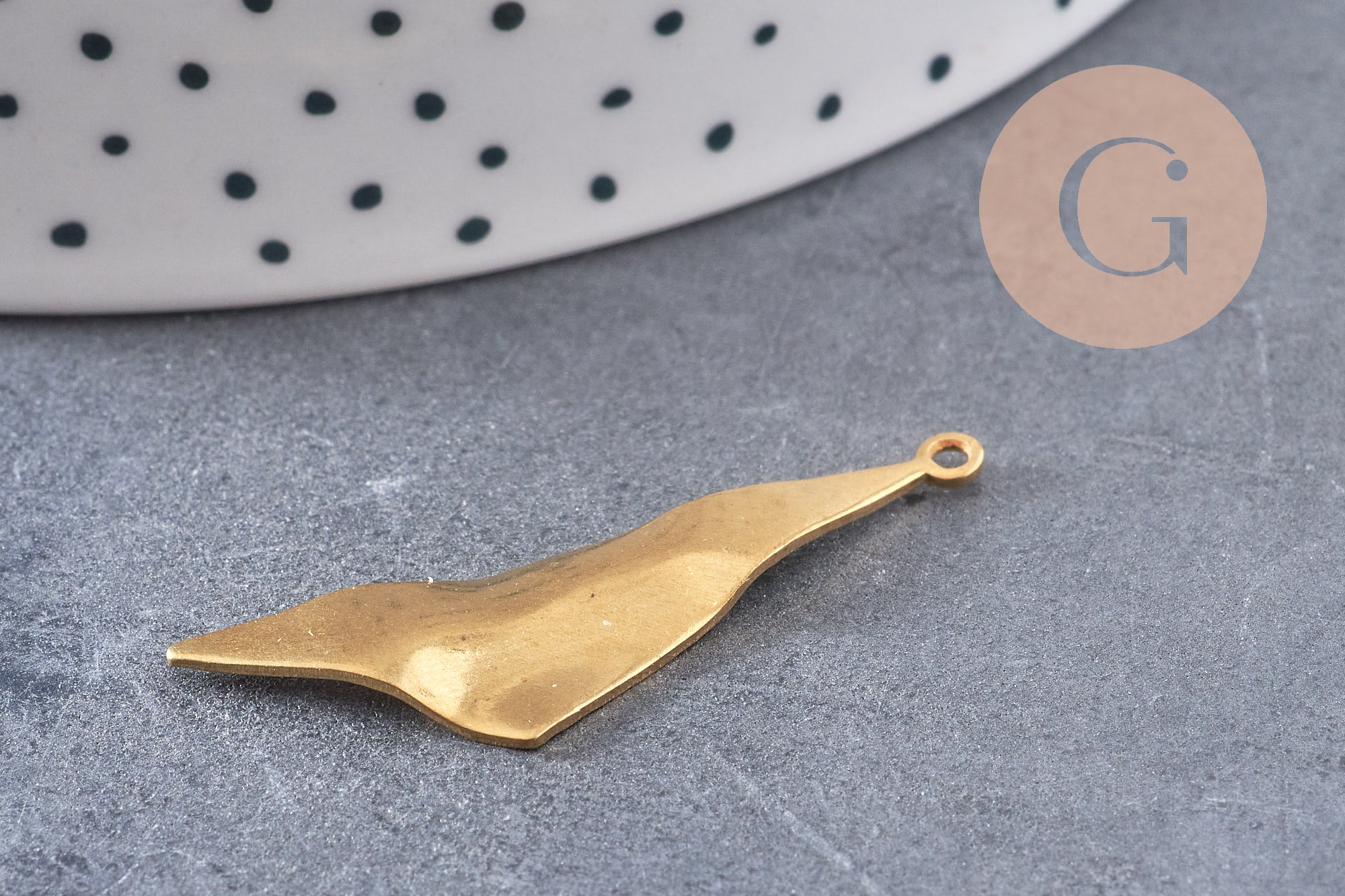 Pendentif médaille triangle martelée laiton brut 40mm, pendentif triangle couleur or création bijoux DIY, x2 (G1225)