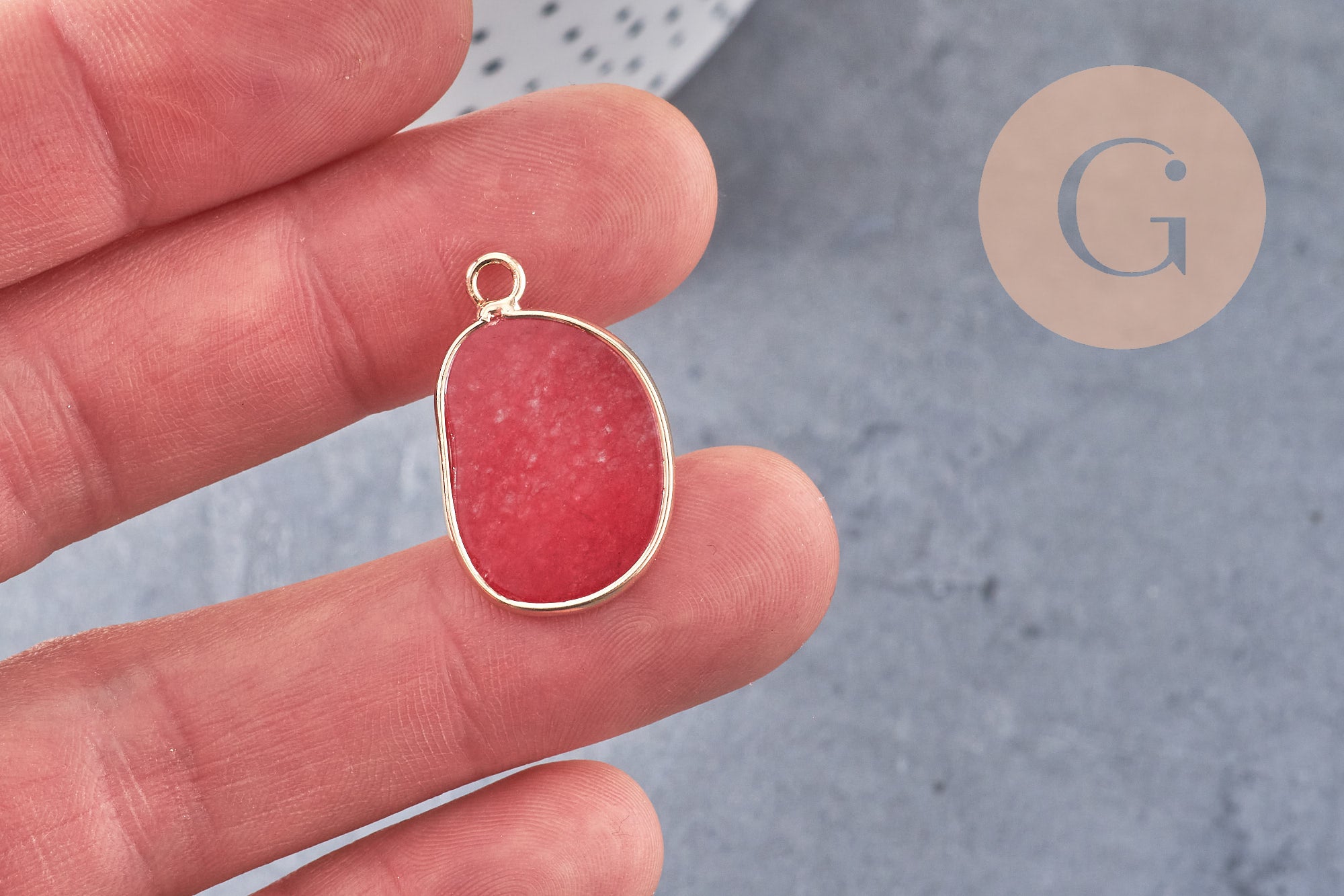 Pendentif oval jade naturel rouge 25mm, x1 (G4101)