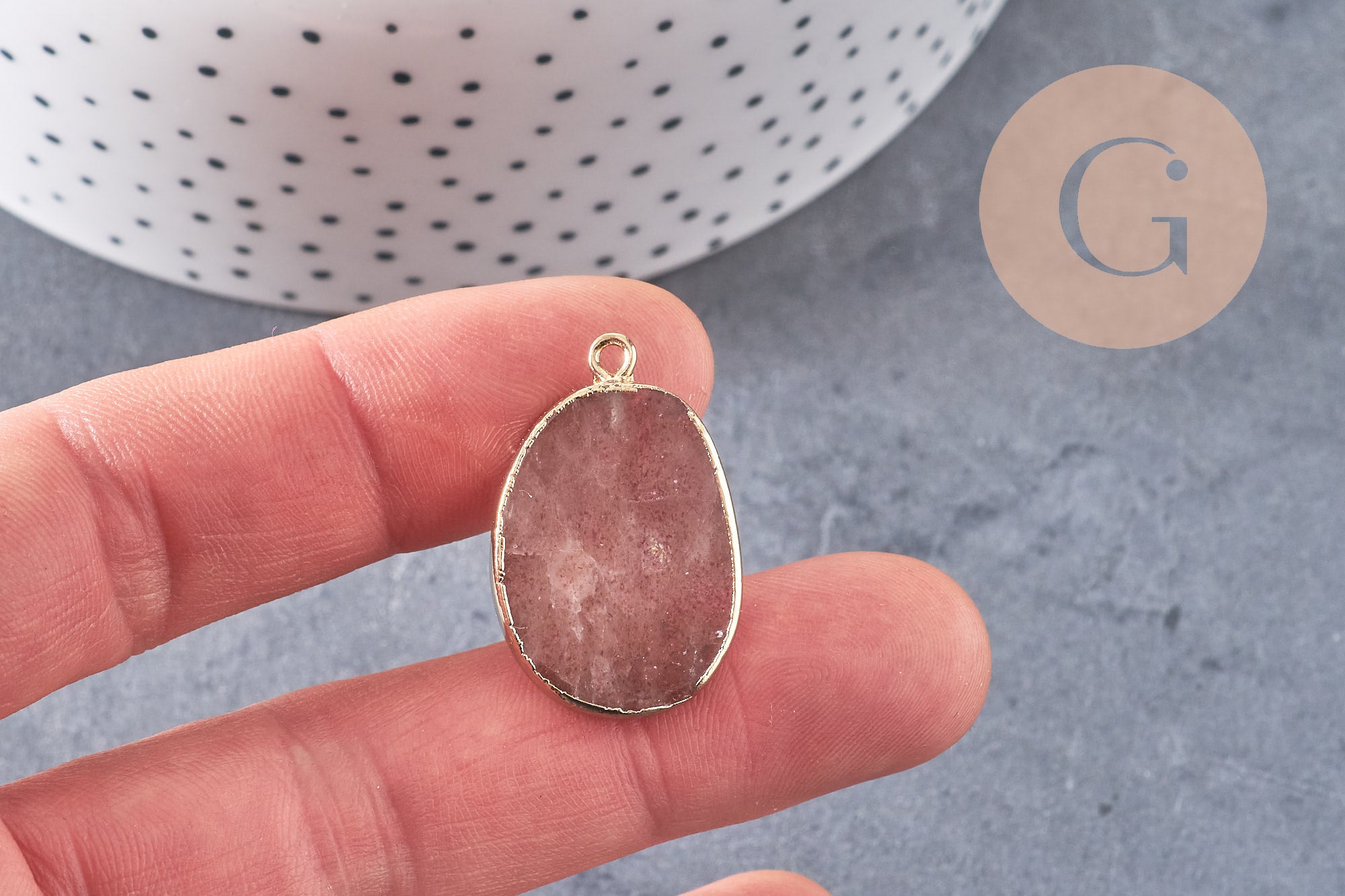 Pendentif ovale quartz fraise fer doré 28mm, x1 (G1138)