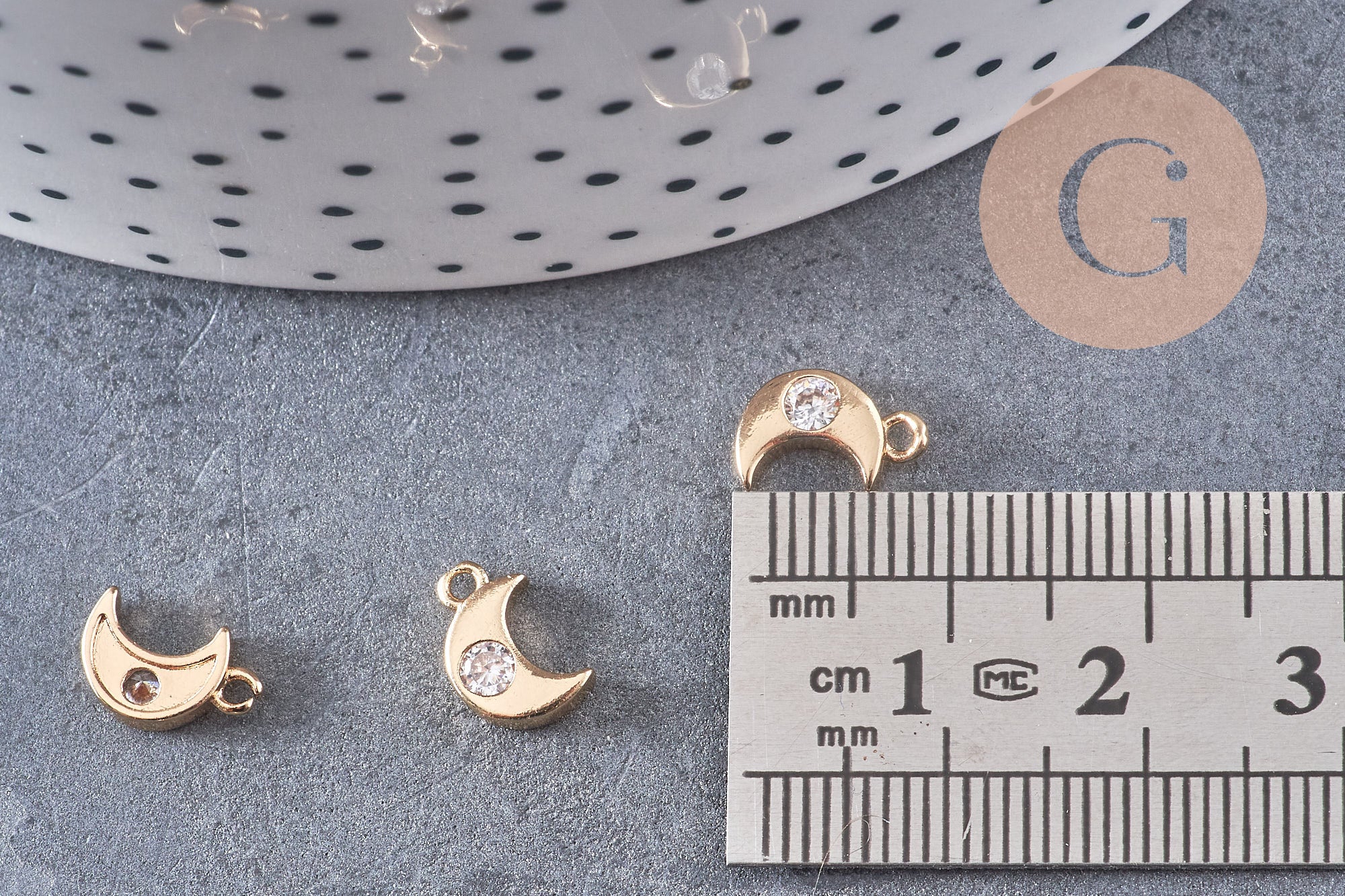 Pendentif petite lune laiton doré zircons, pendentif doré avec cristaux pour création bijoux, x1 (G7046)
