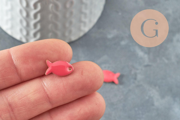 Pendentif poisson laiton brut émail rose 13.5mm, x2 (G10130)
