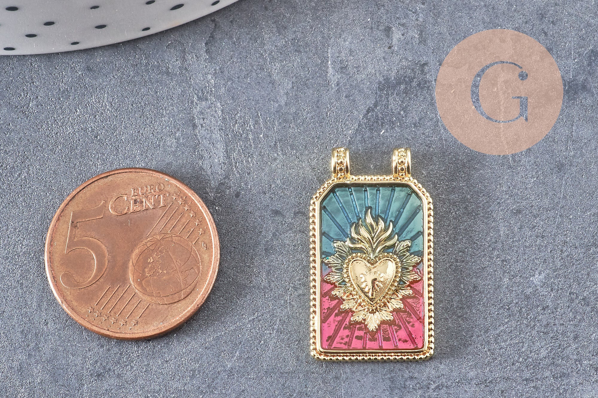 Pendentif rectangle émaillé coeur sacré laiton 18K 26.5mm, x1 (G10944)