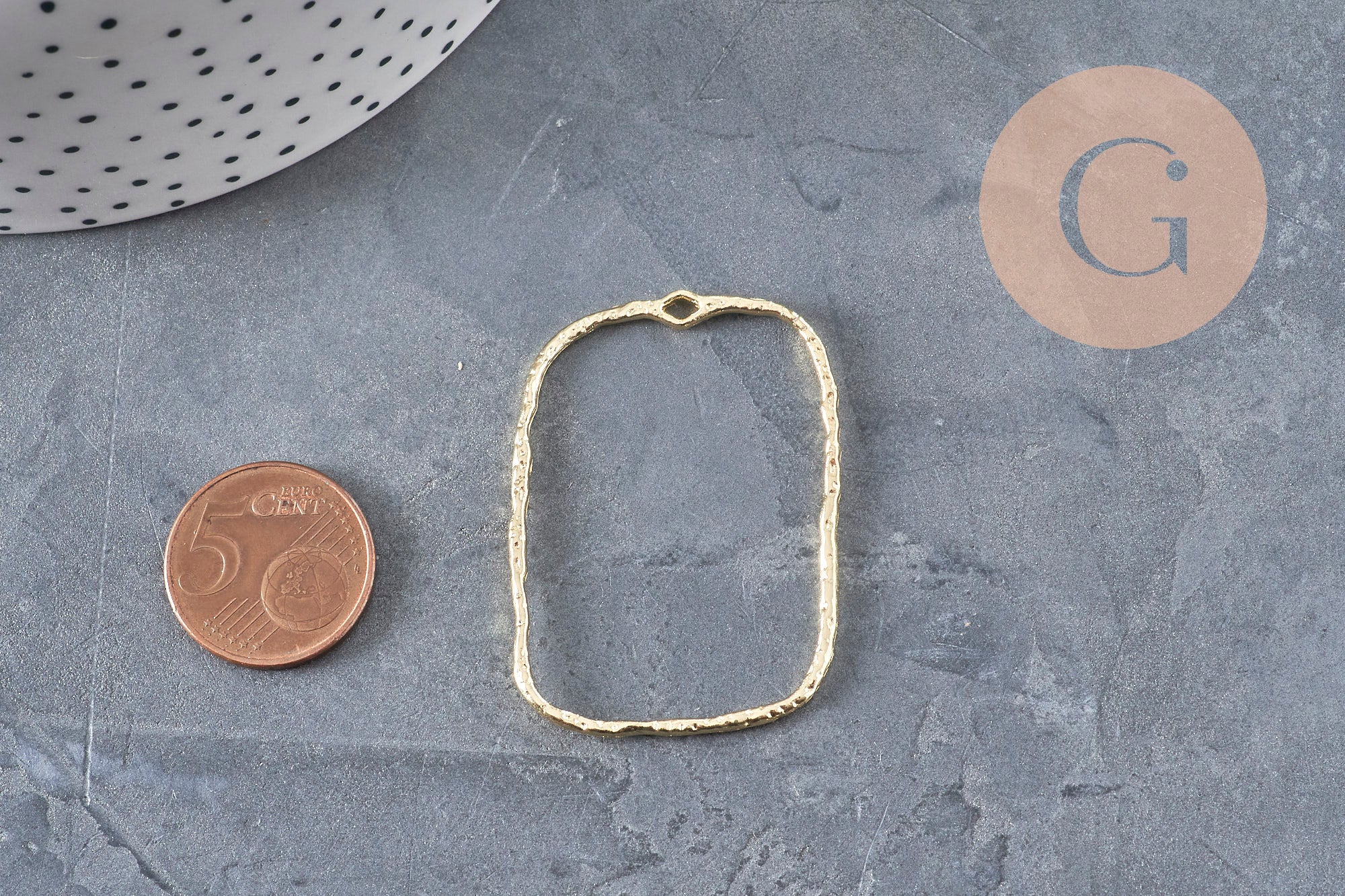 Pendentif rectangle évidé zamac doré texturé 46mm, x2 (G11260)