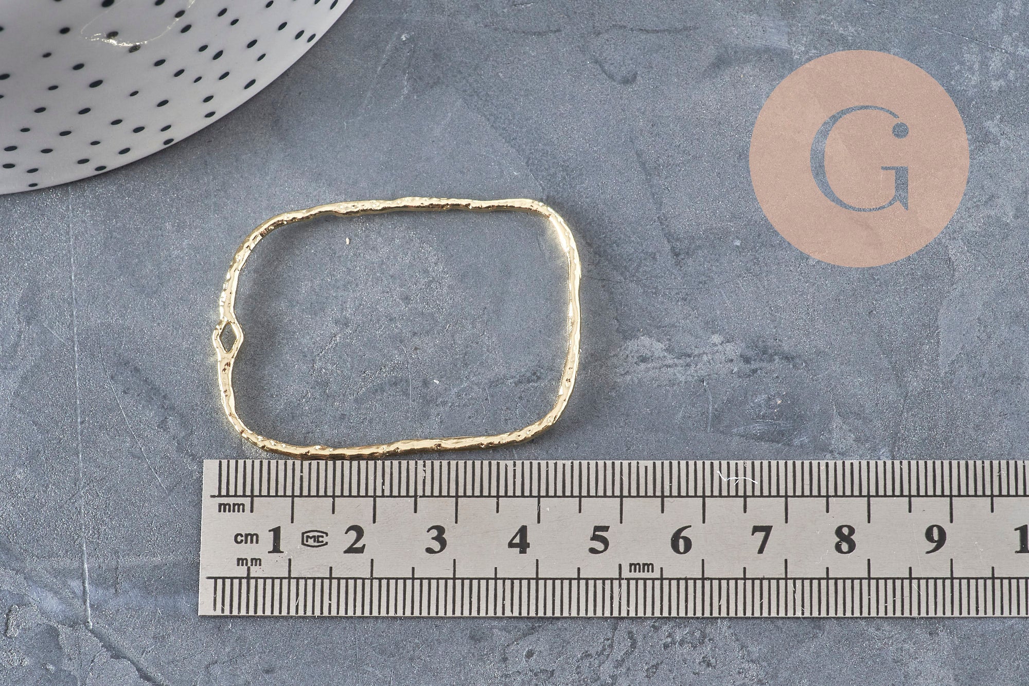 Pendentif rectangle évidé zamac doré texturé 46mm, x2 (G11260)