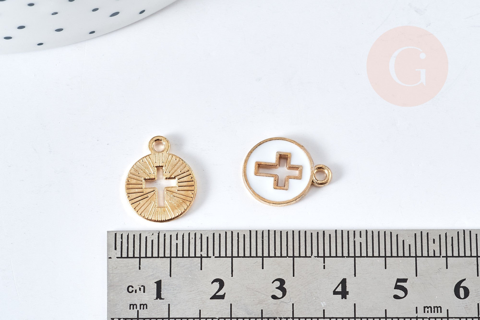 Pendentif rond croix zamac doré émail blanc 15mm, x5 (G8418)