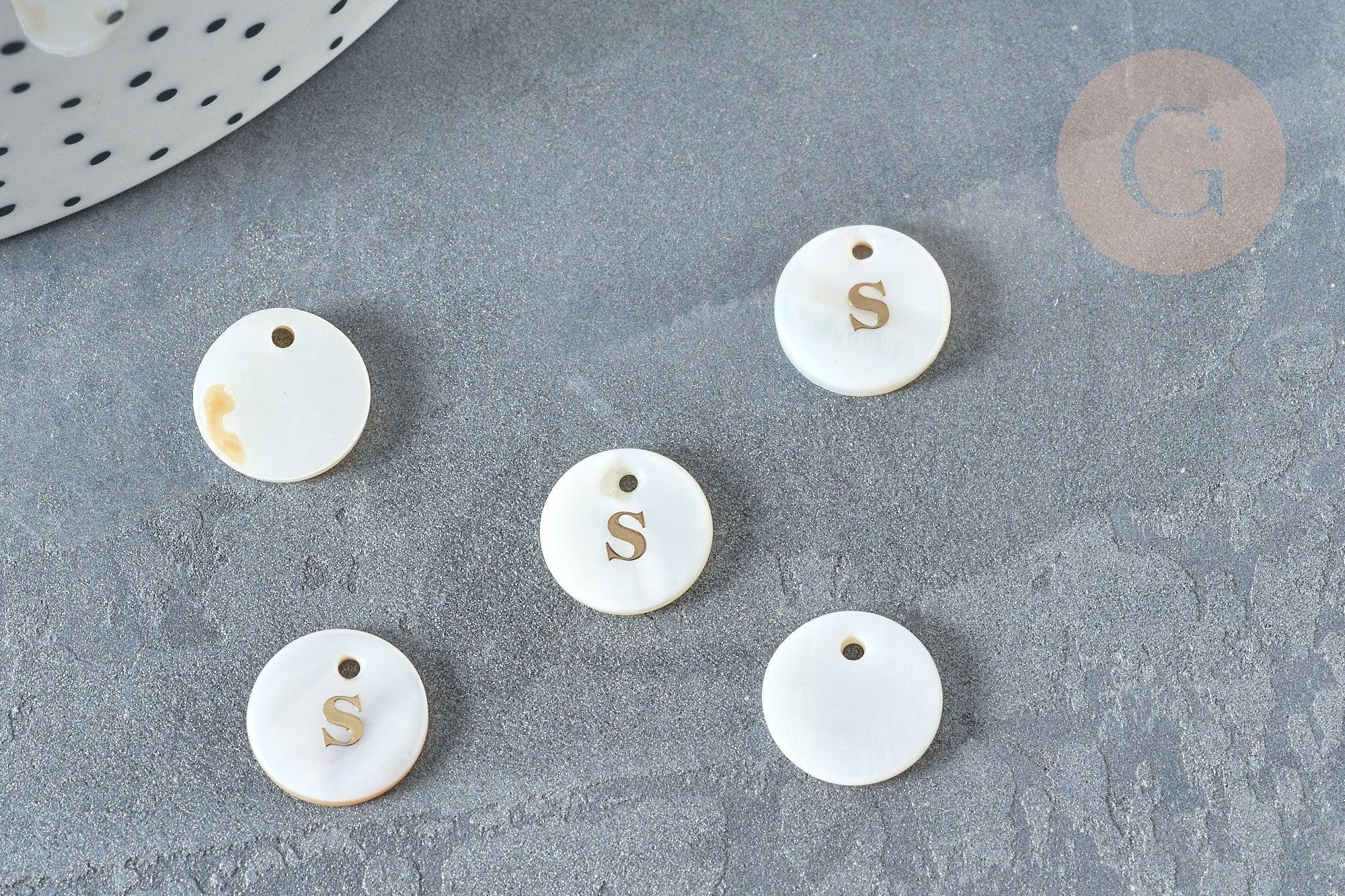 Pendentif rond lettre dorée nacre blanche naturelle 11mm, x1 (G0049)