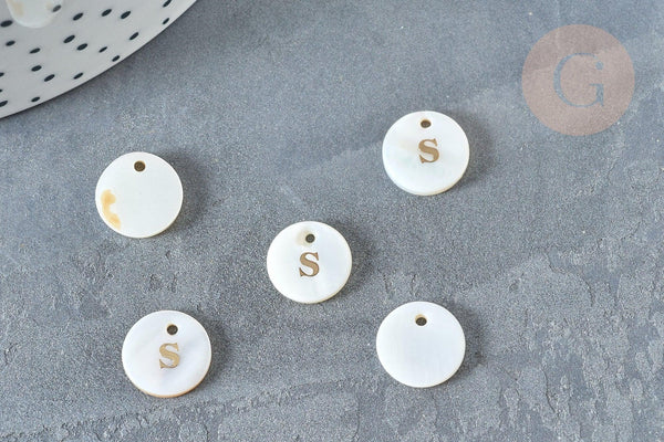 Pendentif rond lettre dorée nacre blanche naturelle 11mm, x1 (G0049)
