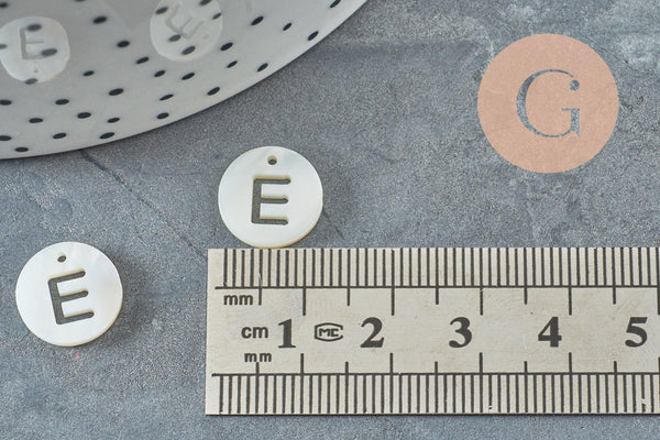 Pendentif rond lettre majuscule évidée nacre blanche naturelle 12mm, x1 (G9761)
