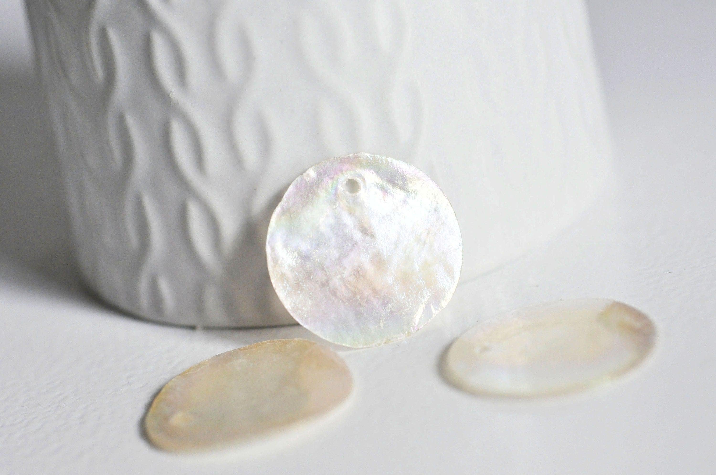 Pendentif rond nacre naturelle blanche irisé 25mm, x10 (G3010)
