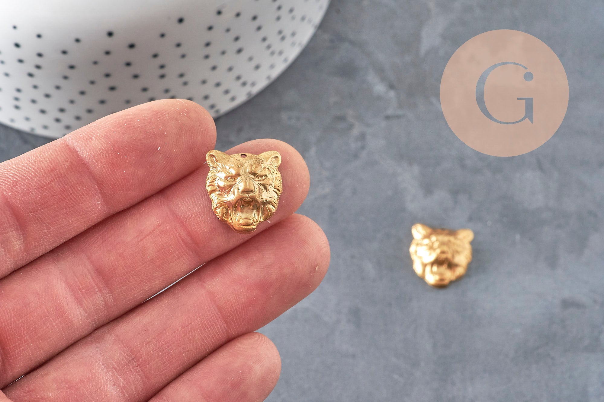 Pendentif tigre relief laiton brut 16m, x1 (G10163)