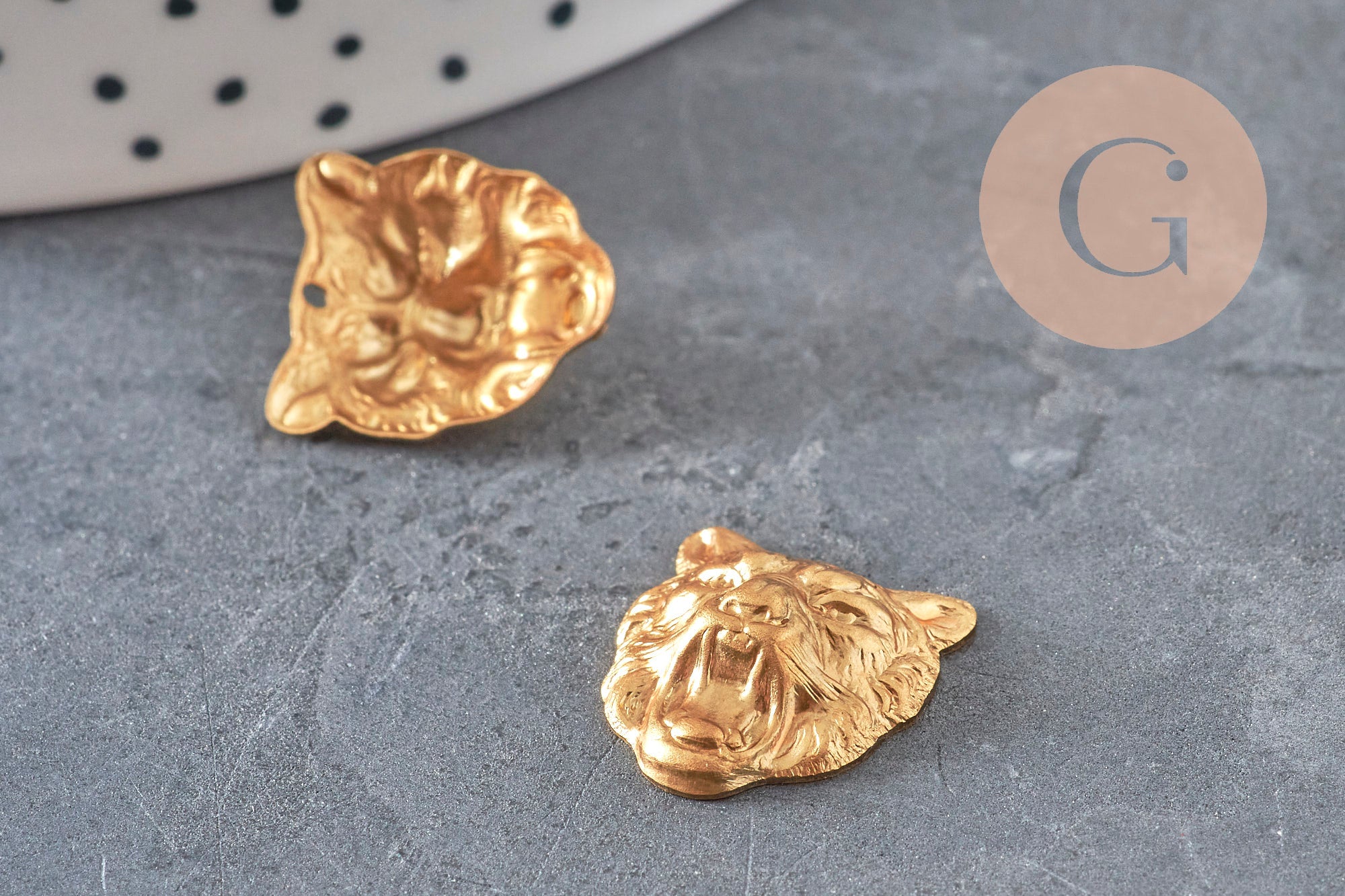 Pendentif tigre relief laiton brut 16m, x1 (G10163)
