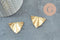 Pendentif triangle éventail plié laiton brut texturé 29x22mm, un Pendentif doré en laiton brut, X2 (G3221)