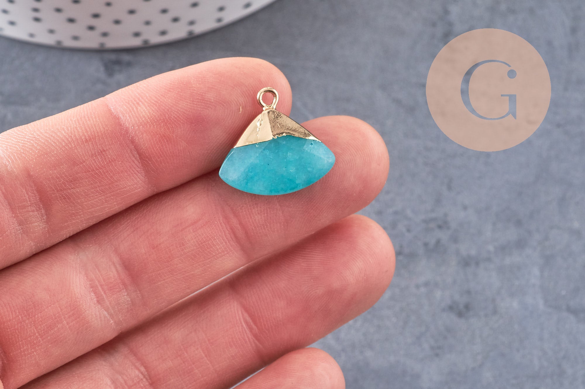 Pendentif triangle jade naturel bleu laiton doré facettes 20mm,x1 (G1237)