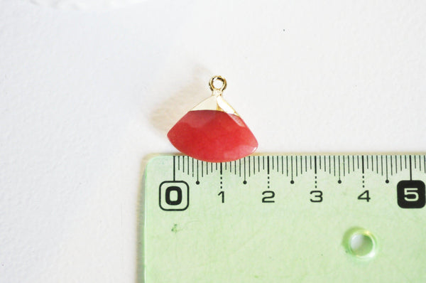 Pendentif triangle jade naturel rouge facettes 20mm, x1 (G2717)