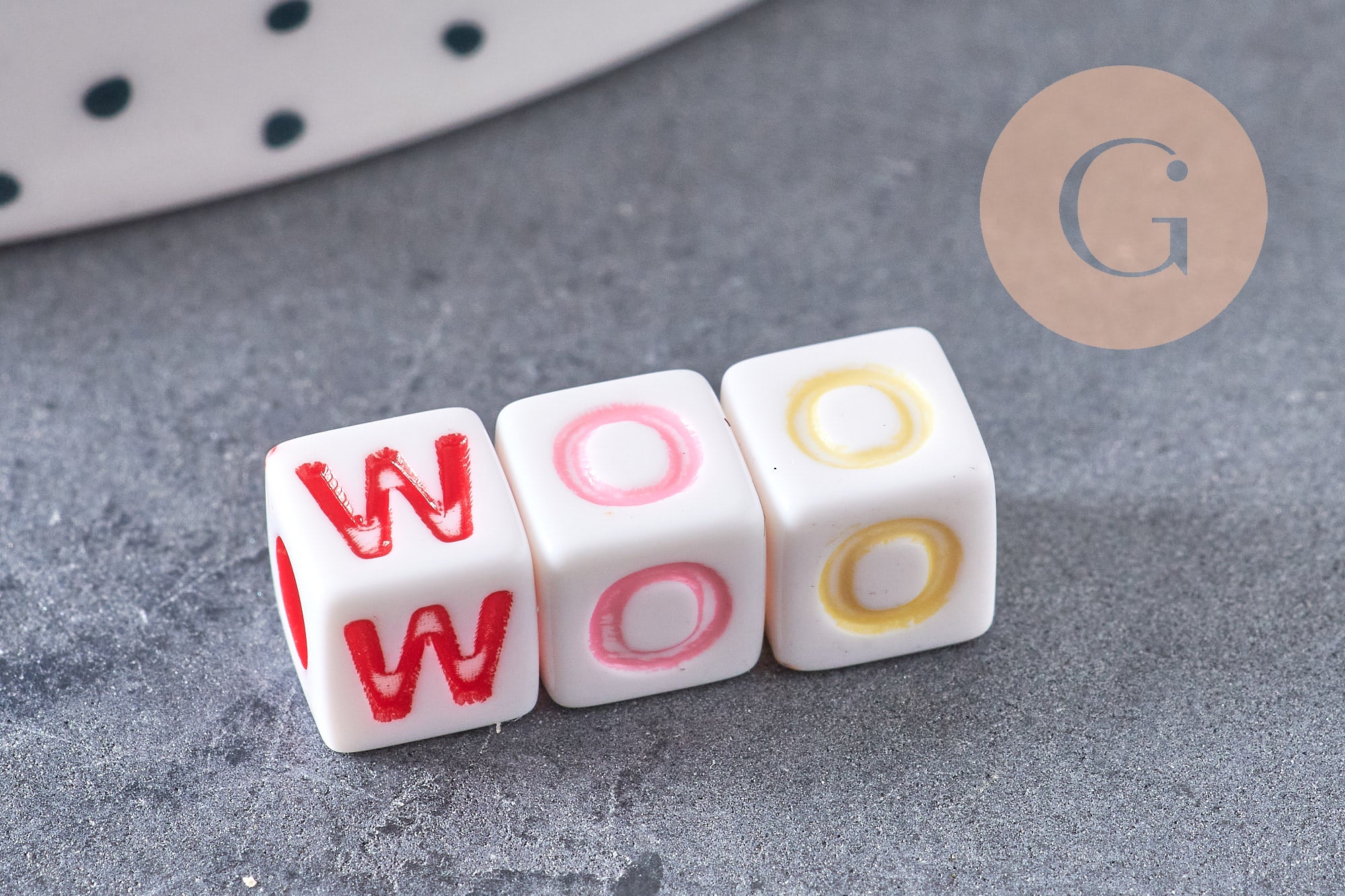 Perle carré Lettre Alphabet plastique blanc lettre multicolore,création bracelet,6mm, x10Gr (G3799)