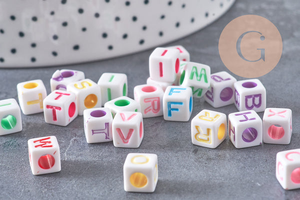 Perle carré Lettre Alphabet plastique blanc lettre multicolore,création bracelet,6mm, x10Gr (G3799)