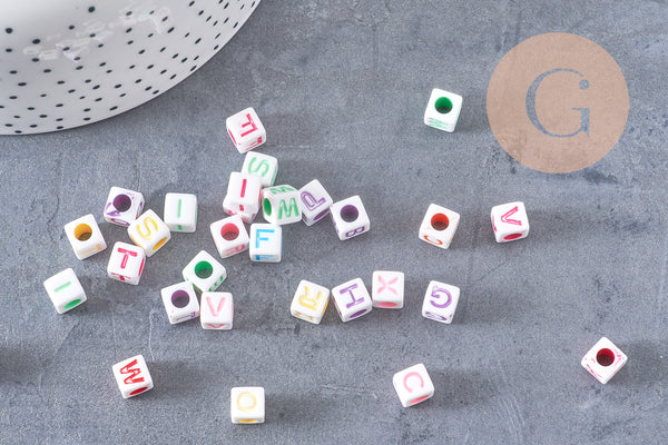 Perle carré Lettre Alphabet plastique blanc lettre multicolore,création bracelet,6mm, x10Gr (G3799)