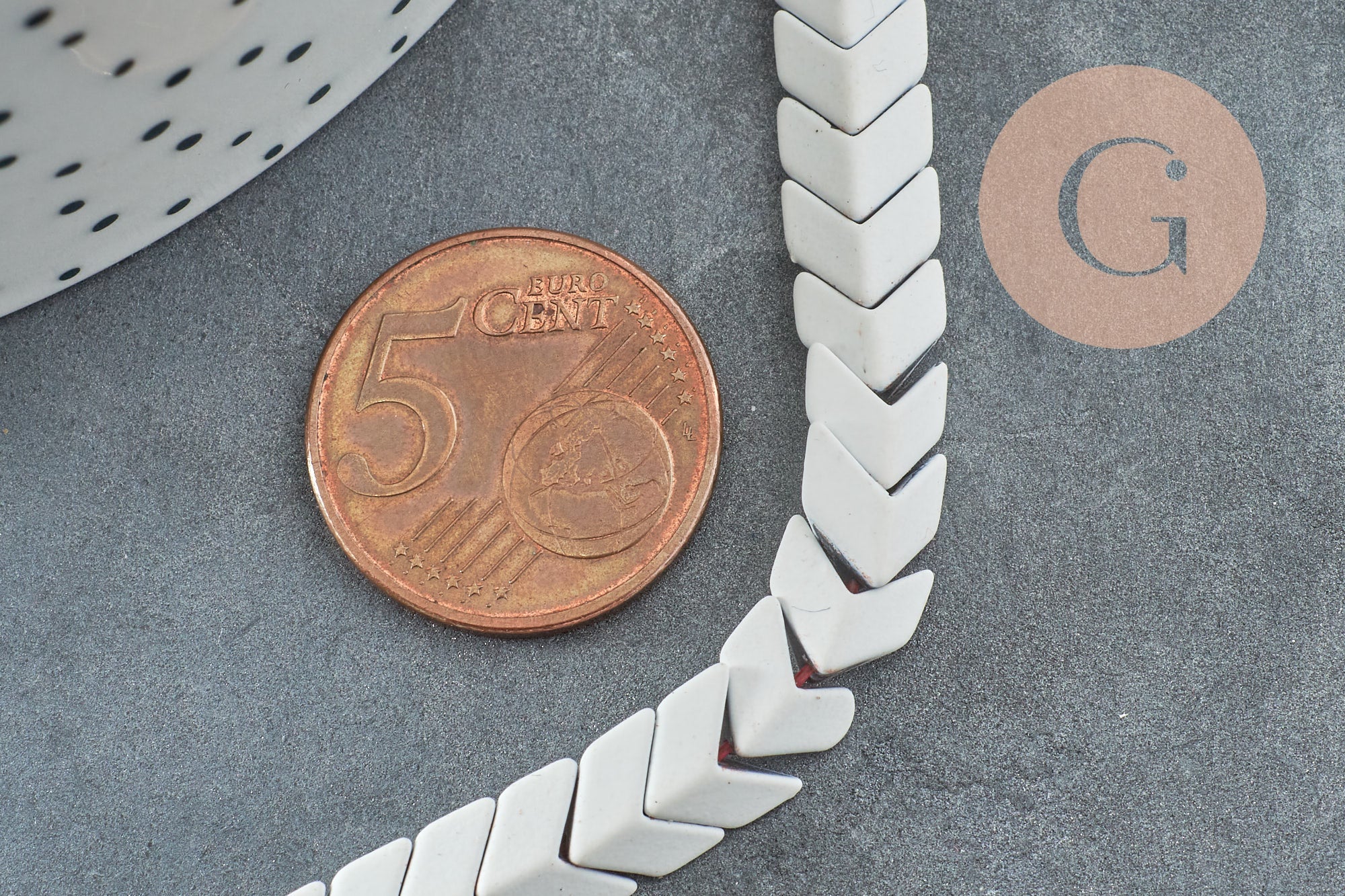 Perle chevron blanc hématite synthétique 7mm, fil de 40cm, x1 (G9089)