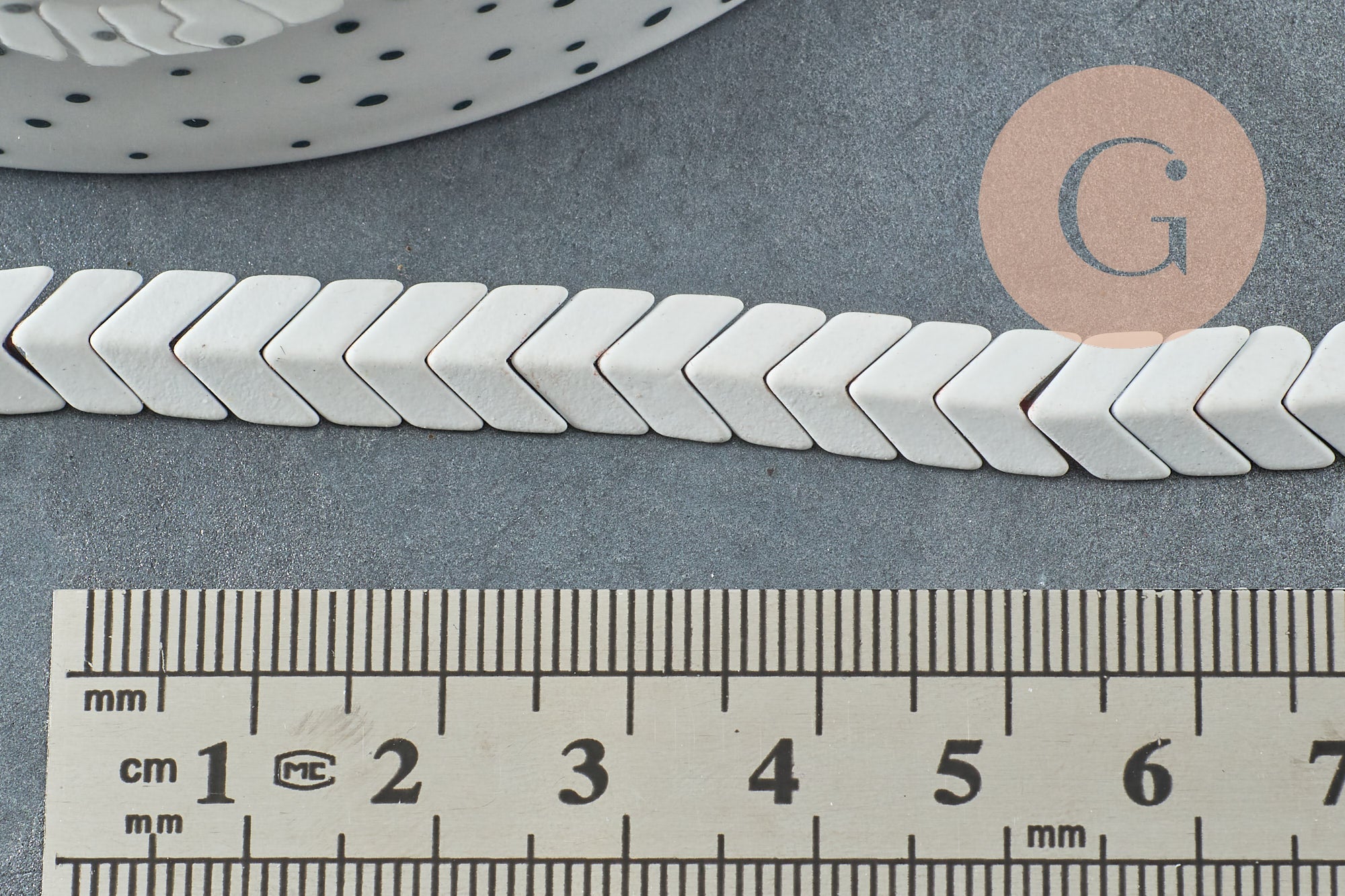 Perle chevron blanc hématite synthétique 7mm, fil de 40cm, x1 (G9089)