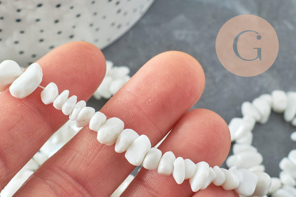 Perle chips porcelaine blanche 5~14mm, x1 fil de 83cm (G3868)