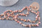 Perle chips rhodonite naturelle 2-8mm, x1 fil de 80cm (G3847)