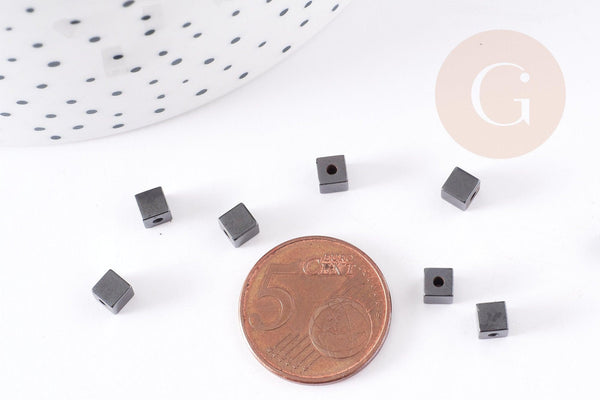 Perle cube hématite de synthèse grise 3mm, fil de 39cm, x1 (G9078)