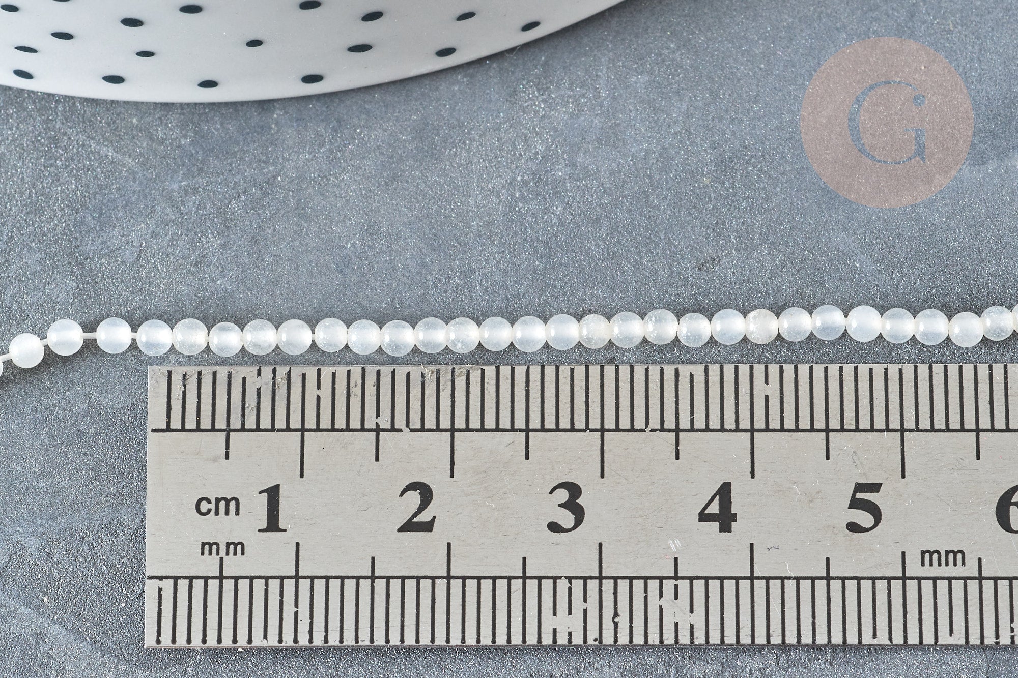 Perle jade blanc naturel ronde 2mm, x1 fil de 41 cm (G7397)