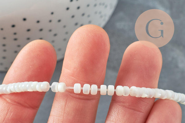 Perle nacre blanche naturelle heishi 2x4mm, x1 fil de 20cm (G4475)