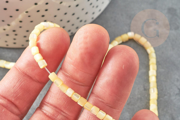 Perle nacre naturelle heishi jaune pastel ,perle coquillage,4x4mm, fil de 20cm, x1 (G9241)
