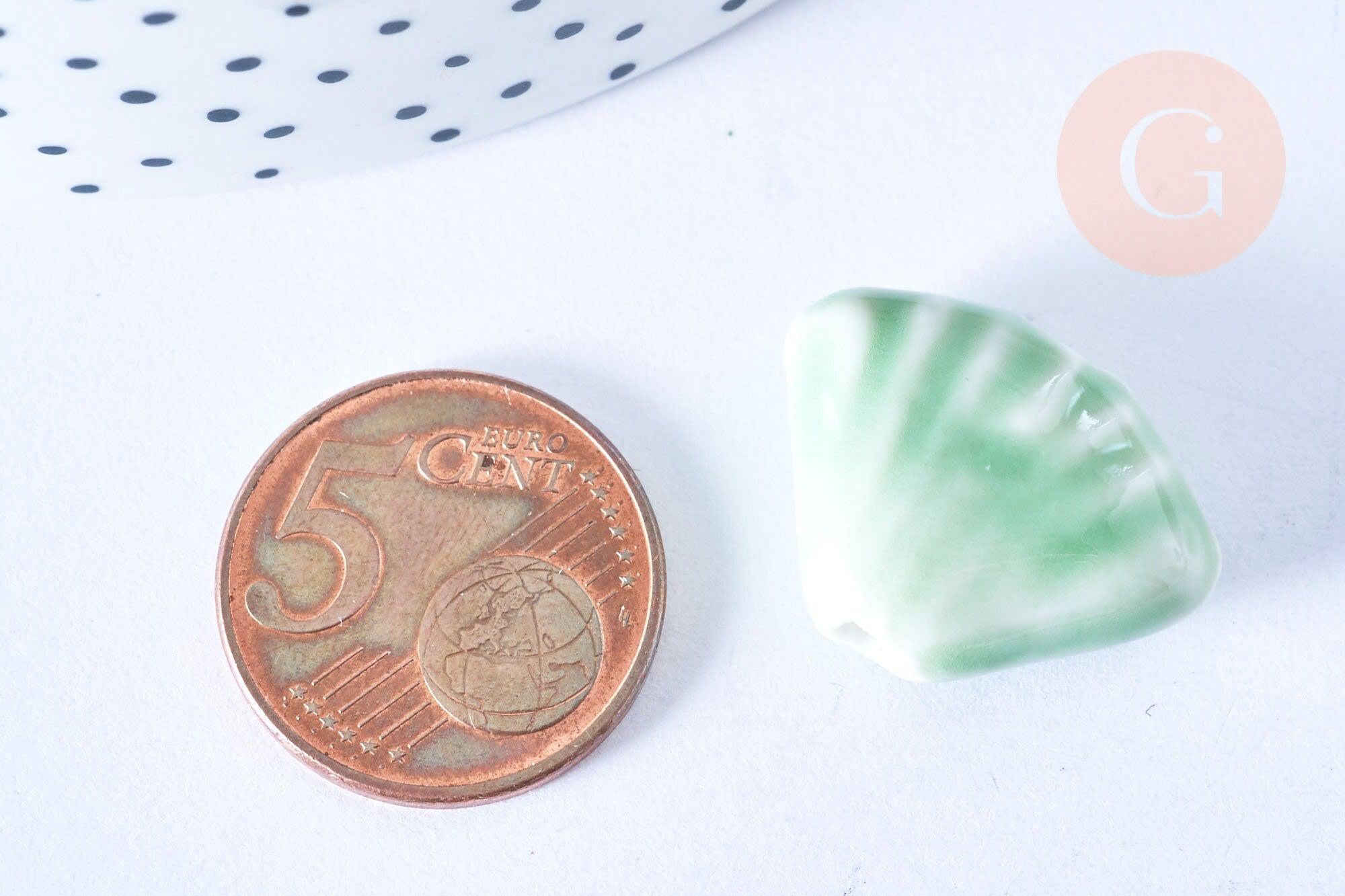 Perle porcelaine verte coquillage 22.5-23.5mm, perle céramique géométrique, x10 (G3427)