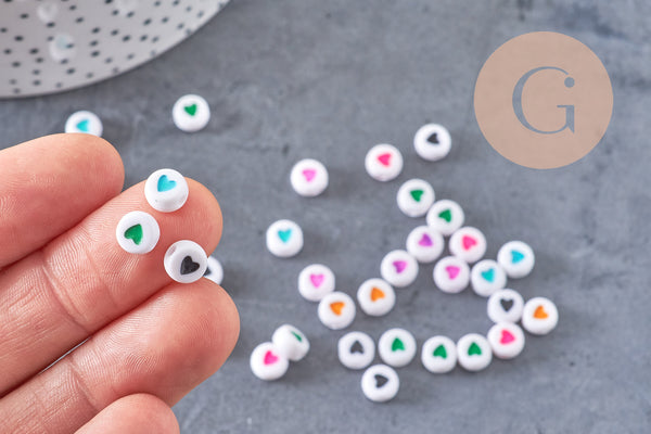 Perle ronde coeur coloré plastique blanc 7mm, perle ronde lettre,perle coeur, x 10Gr (G1805)