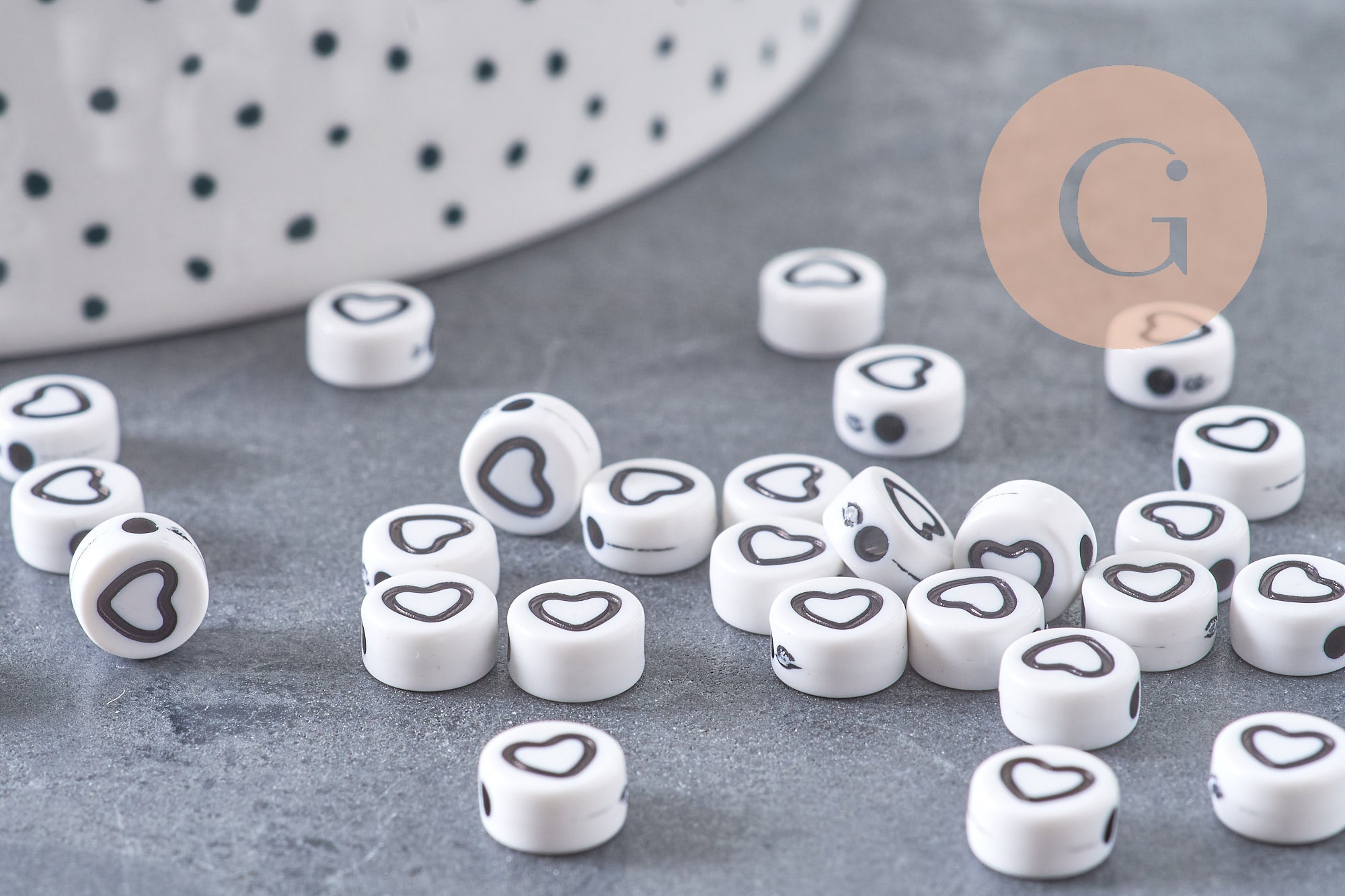 Perle ronde coeur noir plastique blanc, x10Gr (G2031)