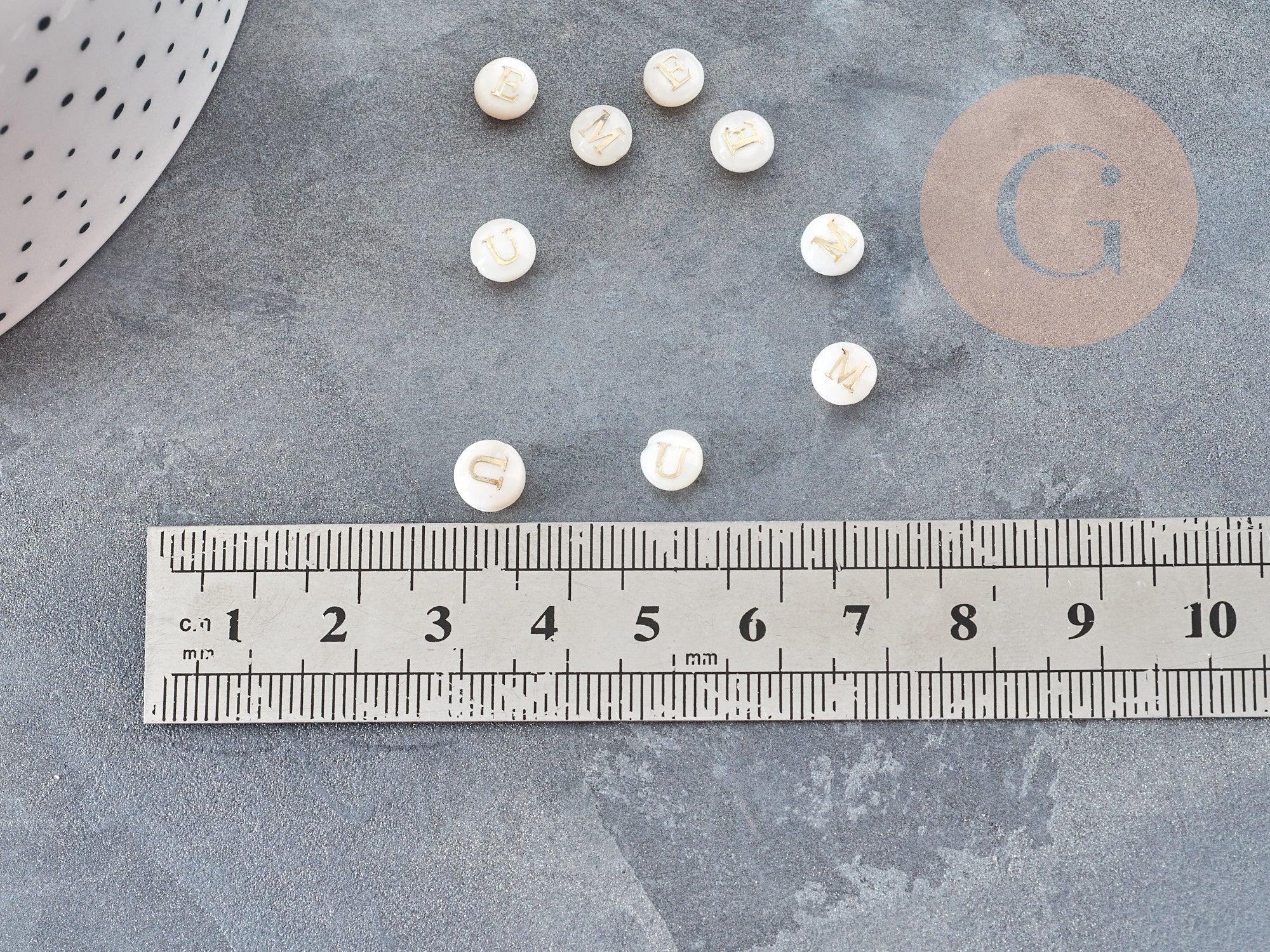 Perle ronde nacre blanche lettre dorée 6x4mm, nacre et coquillage, x1 (G9063)