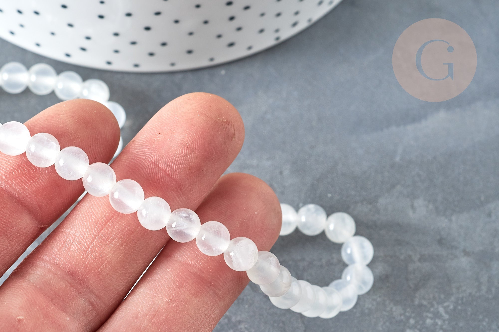 Perle ronde selenite blanche naturelle 6mm, x1 fil de 40cm (G7331)