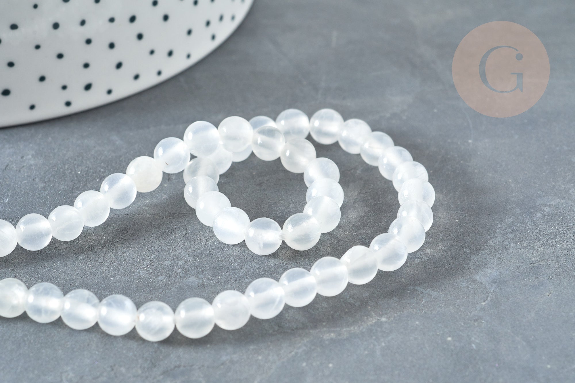 Perle ronde selenite blanche naturelle 6mm, x1 fil de 40cm (G7331)