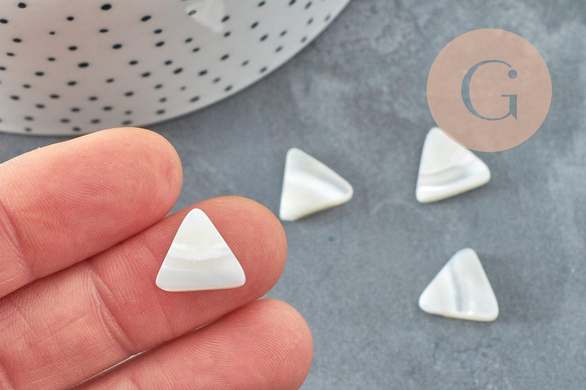Perle triangle nacre blanche naturelle ,pendentif triangle nacre, bijou nacre 12mm, x10 (G2186)