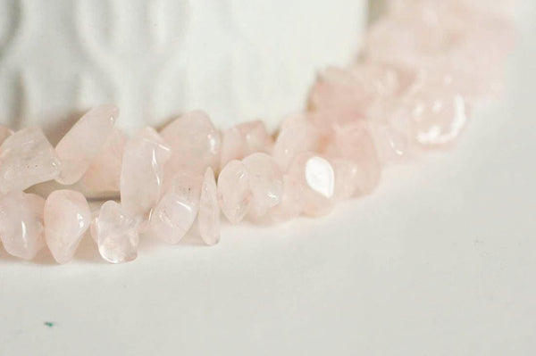 Perles chips quartz rose naturel fil de 90cm, x1 (G2107)
