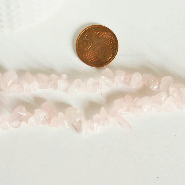 Perles chips quartz rose naturel fil de 90cm, x1 (G2107)