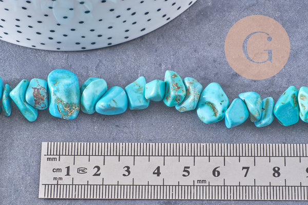 Perles chips turquoise de synthèse, x1 fil 90 cm (G1770)