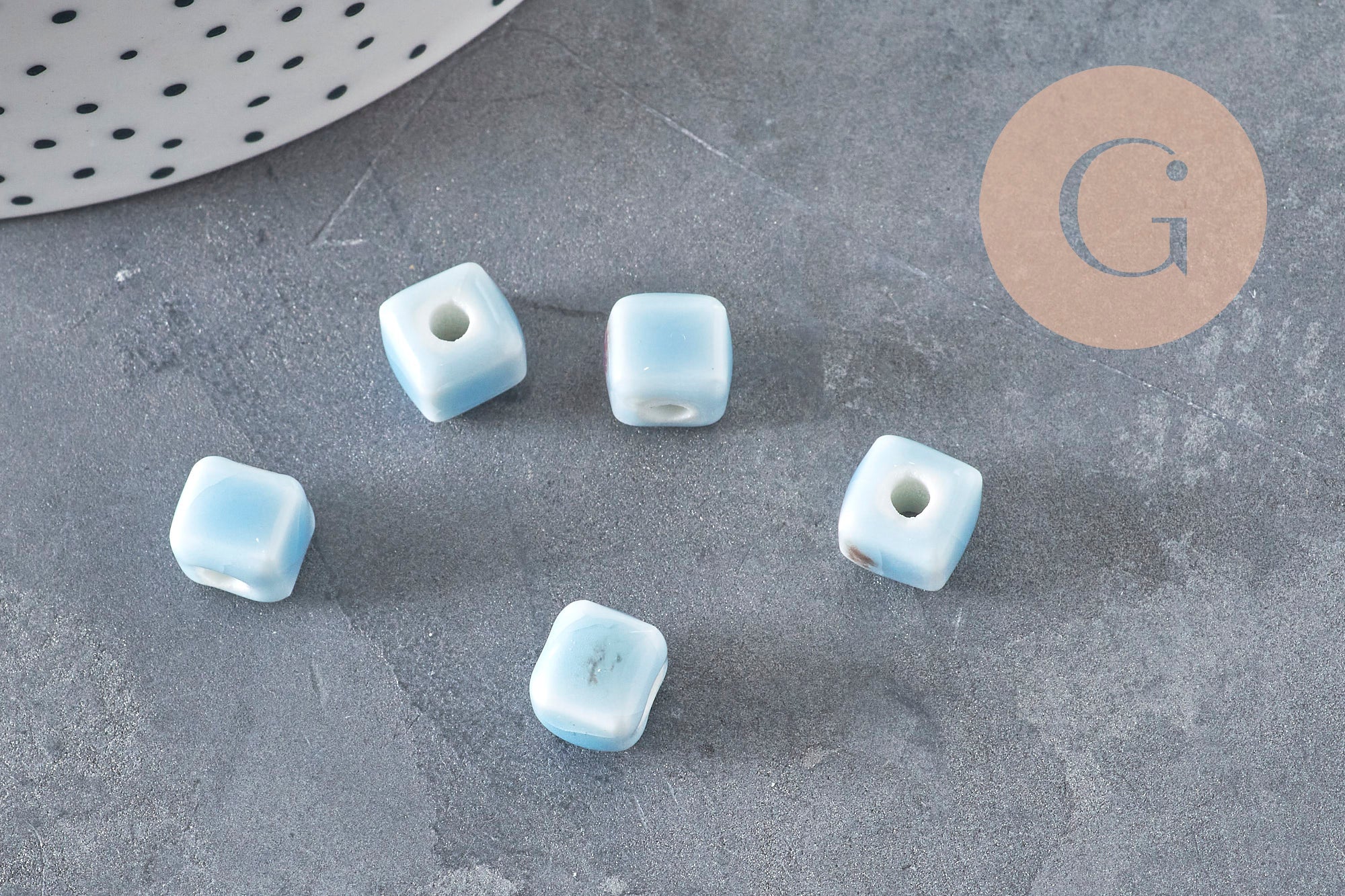 Perles cube céramique bleu clair 8mm, x5 (G11240)