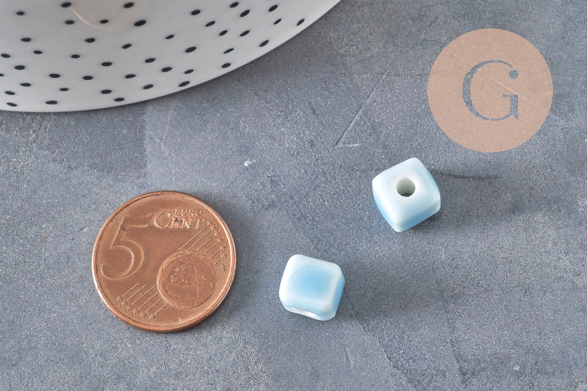 Perles cube céramique bleu clair 8mm, x5 (G11240)