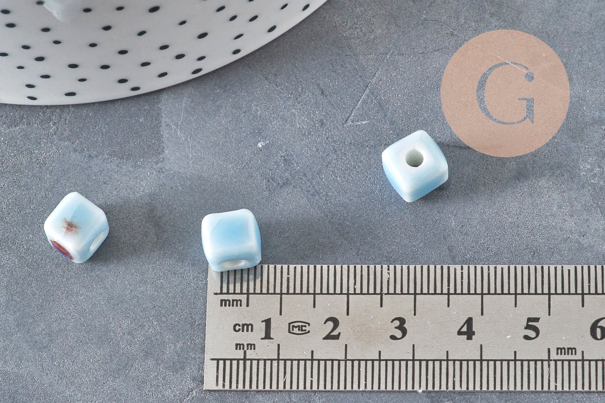 Perles cube céramique bleu clair 8mm, x5 (G11240)