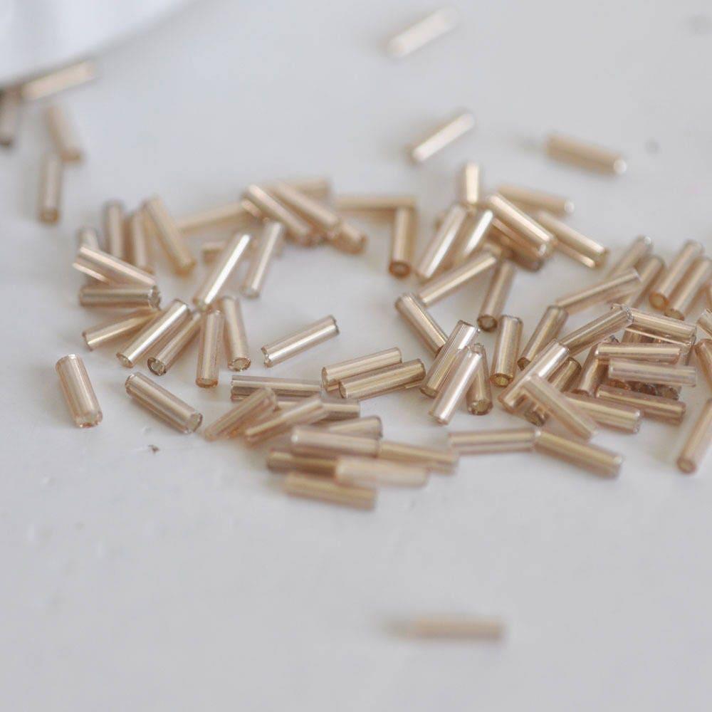 Perles rocaille Tube rose champagne metallisé 6mm x 2mm, x10gr (G2459)