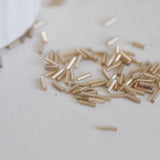 Perles rocaille Tube rose champagne metallisé 6mm x 2mm, x10gr (G2459)