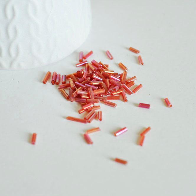 Perles rocaille Tube rouge irisé, ,perle tube,perles rocaille rouge, perles rouge irisé,6mm x 2mm, x 5gr G0666
