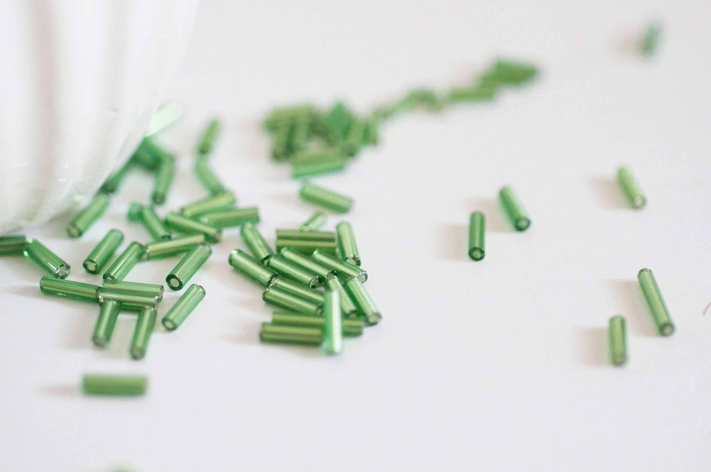 Perles rocaille Tube vert,perles rocaille vert, perles vert métallisé, long tube,6mm x 2mm, x 5gr G2691