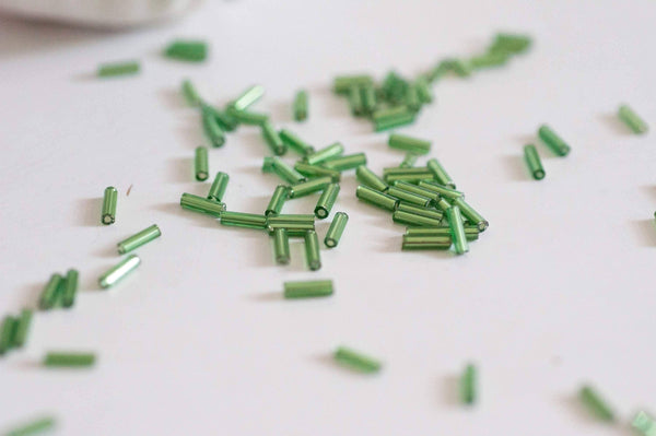 Perles rocaille Tube vert,perles rocaille vert, perles vert métallisé, long tube,6mm x 2mm, x 5gr G2691