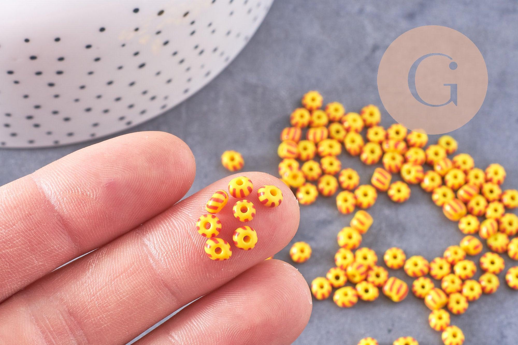Petite perle rocaille verre rayé jaune rouge 3x4.5mm, x10 Gr (G10683)